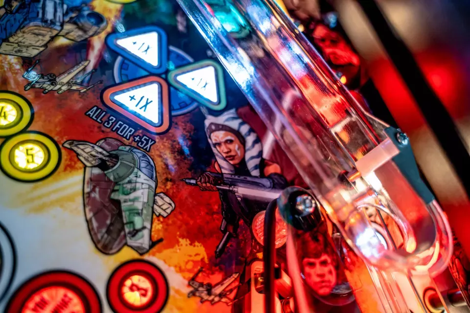 The Mandalorian Pinball Machine Is Expensive And Looks Awesome