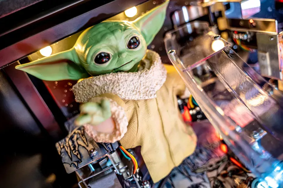 The Mandalorian Pinball Machine Is Expensive And Looks Awesome