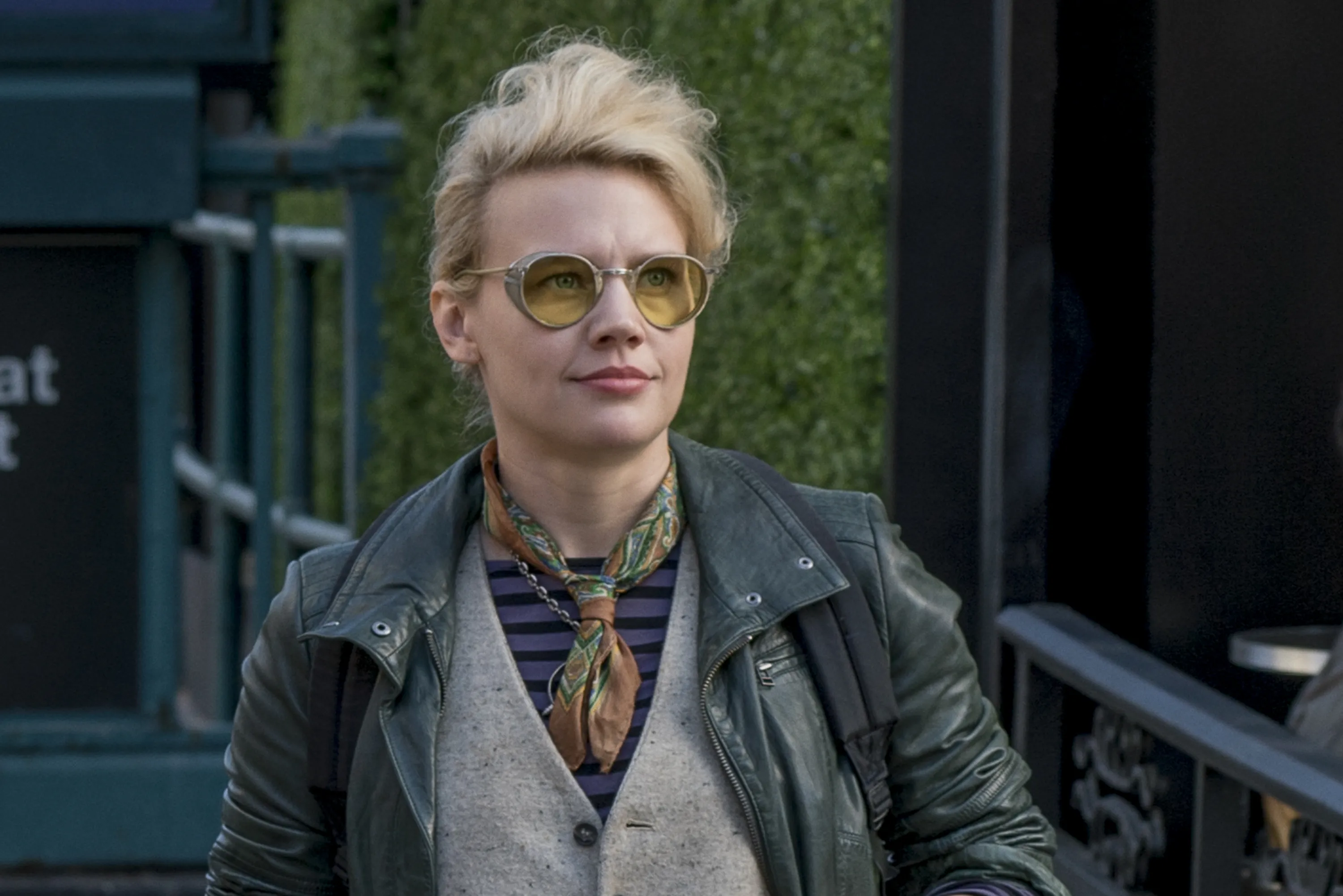 Chris Hemsworth Joins The Rest Of The Ghostbusters Cast In Solo Set Shots