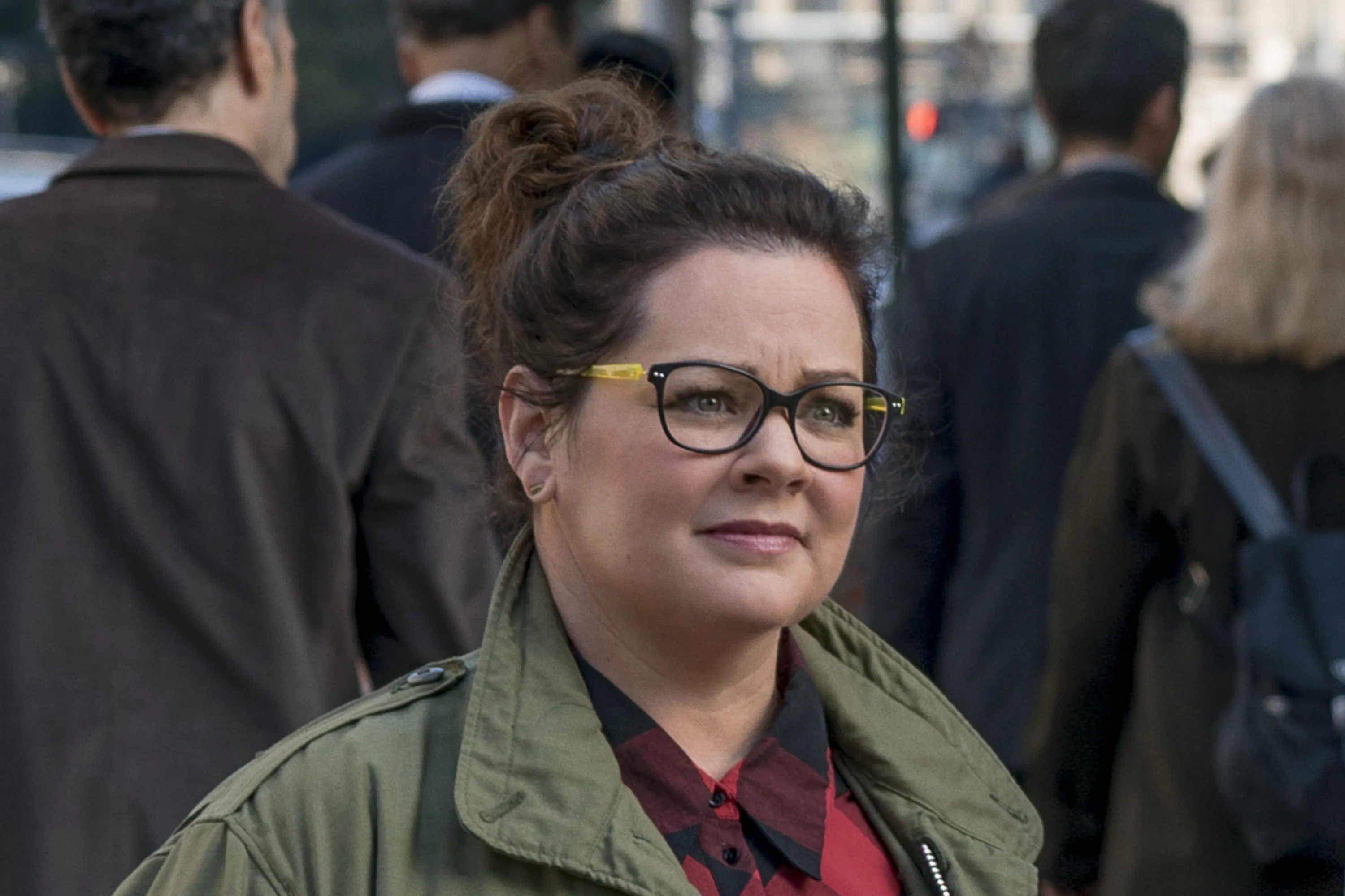 Chris Hemsworth Joins The Rest Of The Ghostbusters Cast In Solo Set Shots